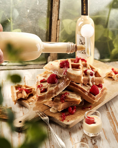 GiNSAN!TY - EggStasy Caramel Gin mit Waffeln und Himbeeren