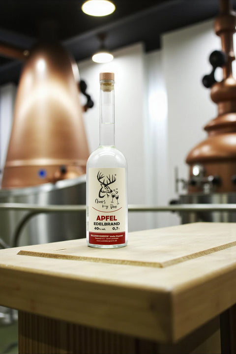 Feiner Apfelbrand aus dem Sauerland in einer Designergasflasche