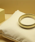 Eleganter elastischer Armreif aus Edelstahl, 14 Karat vergoldet