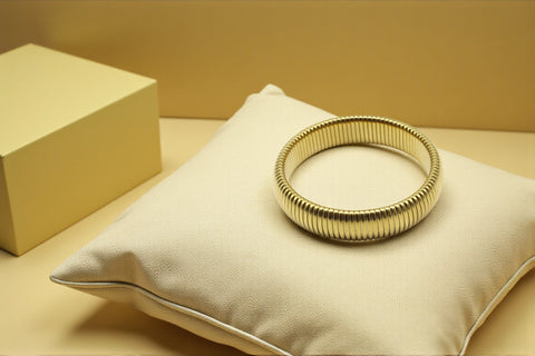 Eleganter elastischer Armreif aus Edelstahl, 14 Karat vergoldet