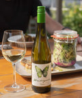 Weißwein trinken im Biergarten des Landgasthof Seemer in Eslohe / Wenholthausen