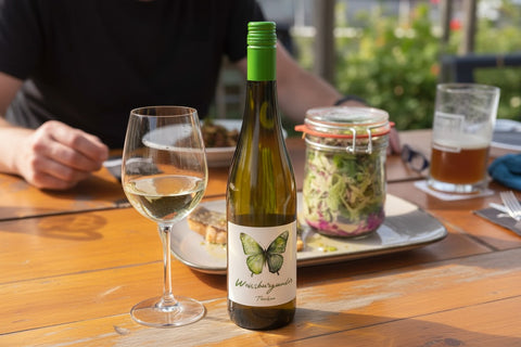 Weißwein trinken im Biergarten des Landgasthof Seemer in Eslohe / Wenholthausen