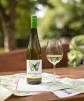 Weißwein trinken im Biergarten des Landgasthof Seemer in Eslohe / Wenholthausen