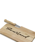 Rustikales Frühstücksbrett mit Brotzeitmesser und Gravur „Sauerland“ - WALDDESIGNERIN® 