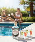 Sommerliche Szene am Pool, 2 Frauen im Bikini trinken Gin Tonic