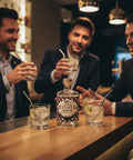 Stimmungsvolle Szene an der Bar, 3 Männer trinken Gin Tonic
