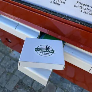 Fliegenautomat mit künstlichen Fliegen für Fliegenfischer in Eslohe / Wenholthausen – WALDDESIGNERIN®