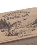 Fliegendose aus Walnuss Holz -  Gravur Fliegenfischen im Sauerland - Jetzt kaufen!