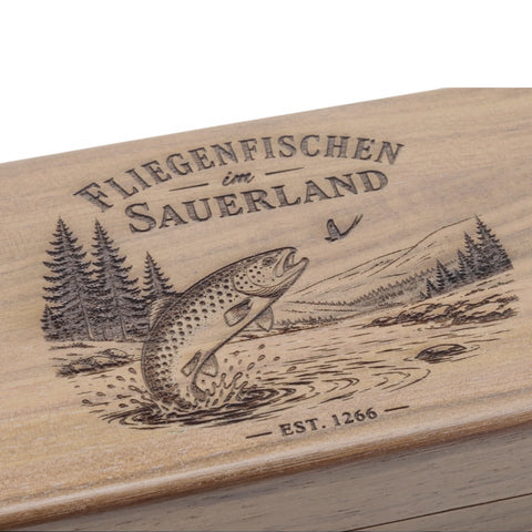 Fliegendose aus Walnuss Holz -  Gravur Fliegenfischen im Sauerland - Jetzt kaufen!