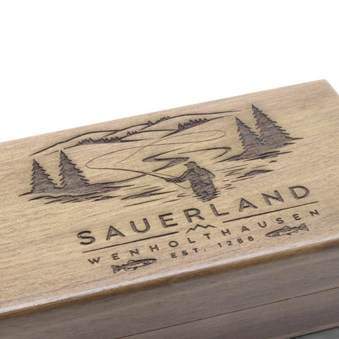 Fliegendose aus Walnussholz – Gravur Sauerland / Wenholthausen