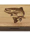 Fliegenbox aus Holt mit eingravierter bachforelle