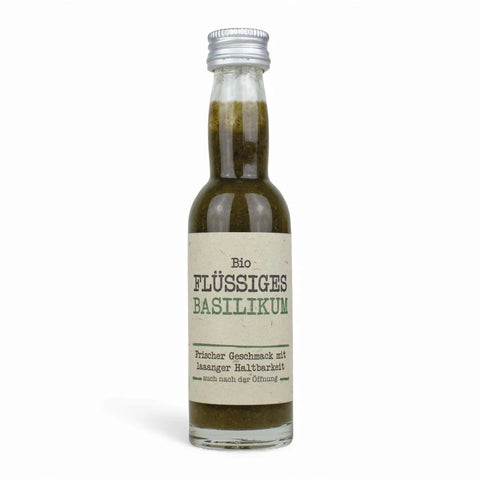 Flüssiges Basilikum aus der Flasche