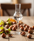 Frische Haselnüsse mit einem Glas Haselnusslikör