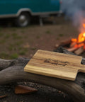 Schneidebrett / Holzbrett mit Gravur Sauerland III vor einem Lagerfeuer
