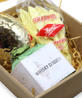 Osternest im Präsentkorb (25x21 cm) mit 4x Zwönitzer Whisky-Eierlikör, Aseli Eierlikör-Mäusen & goldenem Porzellan-Osterei – stilvolles Geschenk zu Ostern.