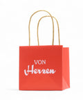 Kleine rote Geschenktüte mit dem Aufdruck "Von Herzen".