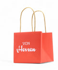 Kleine rote Geschenktüte mit dem Aufdruck "Von Herzen".