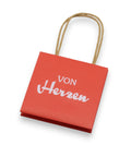 Kleine rote Geschenktüte mit dem Aufdruck "Von Herzen".