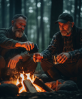 Zwei Jäger sitzen im Sauerland am Feuer und trinken Whisky aus einem schwarzen Flachmann