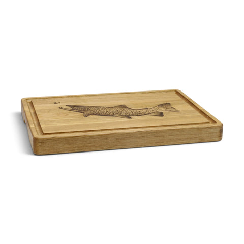 Massives Schneidebrett aus Eiche mit Bachforellen-Gravur - WALDDESIGNERIN® 