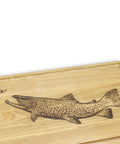 Massives Schneidebrett aus Eiche mit Bachforellen-Gravur - WALDDESIGNERIN® 