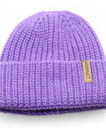 Sehr schöne und hochwertige Strickmütze in der Farbe Lila, gefertigt in Deutschland. 