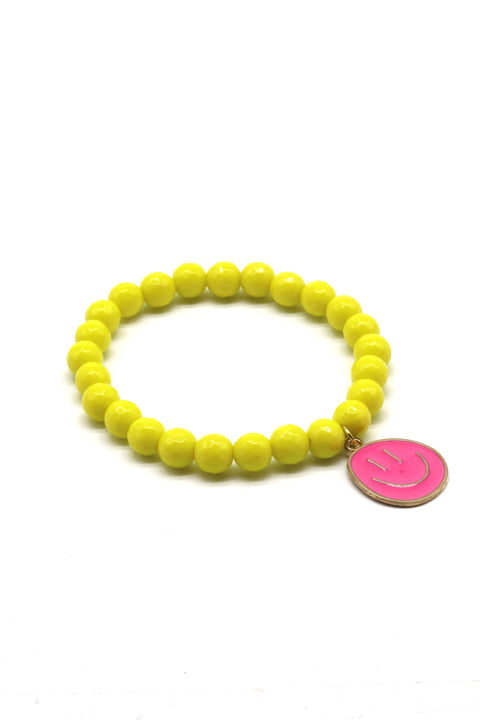 Gelbes Perlenarmband mit großem pinken Smiley-Anhänger