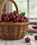 Weidenkorb voller roter praller Sauerkirschen im Sauerland
