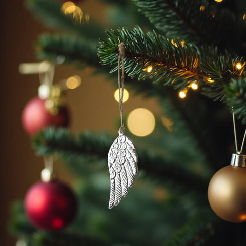 Engelsflügel Anhänger aus Metall als Christbaumschmuck