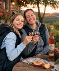 2 hübsche Frauen die mit Weinbergpfirsichlikör anstoßen