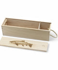 Weinkiste aus Holz mit Bachforellen-Gravur – Das perfekte Geschenk für Weinliebhaber und Angler.