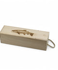 Weinkiste aus Holz mit Bachforellen-Gravur – Das perfekte Geschenk für Weinliebhaber und Angler.