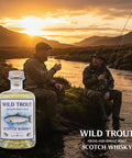 Stimmungsvolle Szene mit 2 Fliegenfischern an einem schottischen Fluss und WILD TROUT - Highland Single Malt Scotch Whisky